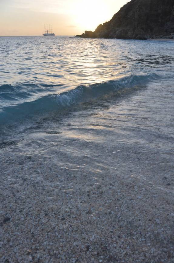 Belo fim de tarde na Shell Beach em Gustavia, capital de St. Barth - Caribe